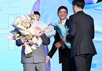 [포토]한선수의 MVP 수상 축하하는 대한항공 정지석