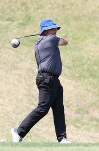 [포토] 티샷하는 루이 퀸타 감독