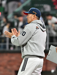 [포토]선수들에게 박수를 보내는 두산 김원형 감독