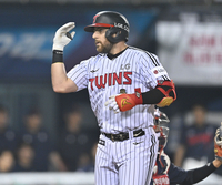 [포토] 오스틴 ‘8회 다시 리드 잡는 솔로포’