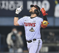 [포토] 8회 솔로포 오스틴 ‘8연승 가즈아’