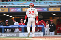[포토]친정팀 두산 첫 상대 SSG 김재환, 아쉬운 직선타 아웃