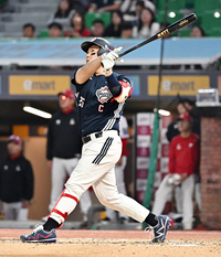 [포토]홈런 타구 바라보는 두산 양의지