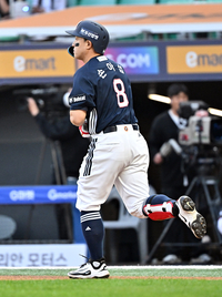 [포토]두산 손아섭, 첫 타석은 볼넷으로...