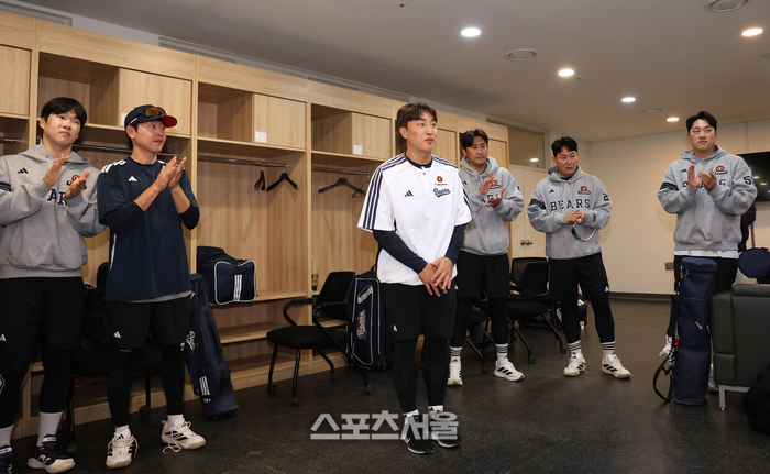 [포토]두산 선수단에게 인사하는 손아섭