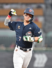 [포토]두산 박찬호, 솔로 홈런으로 동점!