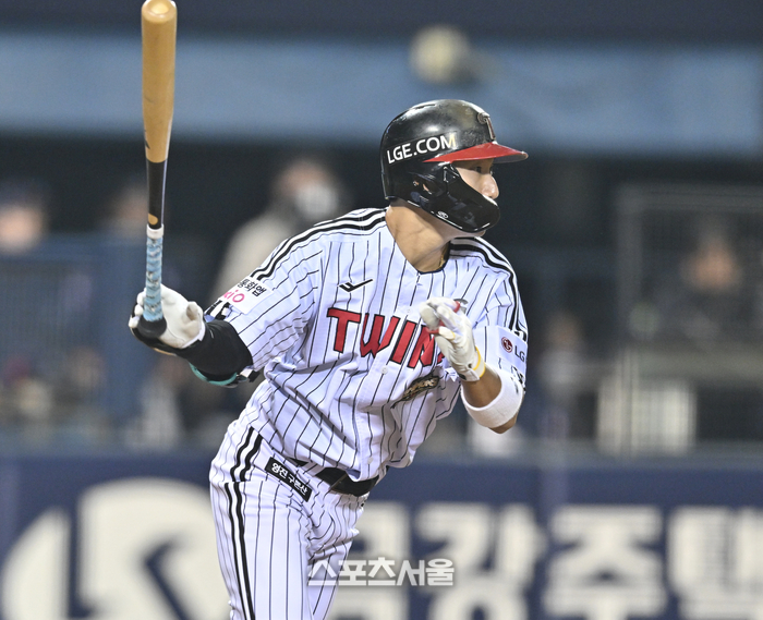 [포토] 안타 신민재 ‘빈 곳으로 잘 갔어’