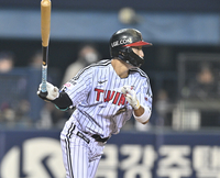 [포토] 안타 신민재 ‘빈 곳으로 잘 갔어’