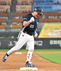 [포토]홈런에 포효하는 두산 양의지