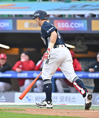 [포토]두산에서의 첫 타석 볼넷으로 출루하는 손아섭