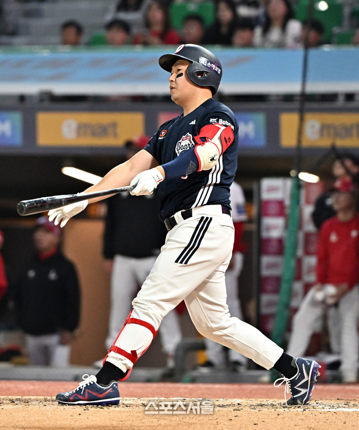 [포토]2점 홈런 넘기는 두산 양의지