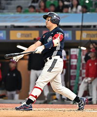 [포토]2점 홈런 넘기는 두산 양의지