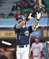 [포토]두산 박찬호, 한 방으로 동점!