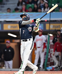 [포토]두산 박찬호의 동점 솔로 홈런