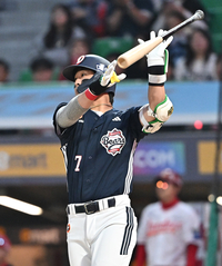 [포토]두산 박찬호, SSG 타케다 상대 동점 솔로 홈런