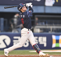 [포토] 파울 타구 쳐다보는 한태양