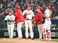 [포토]2이닝 5실점의 SSG 타케다, 오늘도 조기 강판