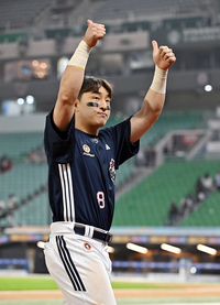 [포토]트레이드 첫 경기부터 홈런 두산 손아섭, 팬들을 향해!