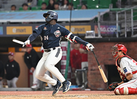 [포토]시즌 2호 홈런 넘기는 두산 카메론