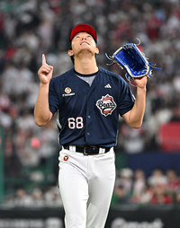 [포토]선발승 요건 갖추며 세리머니 하는 두산 선발 최민석