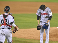 [포토] 승리 거둔 유영찬, 이주헌에 고개가 절로