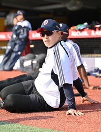 [포토]새 팀 두산에서 몸 푸는 손아섭