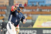 [포토]두산 손아섭, 트레이드 첫 경기부터 홈런