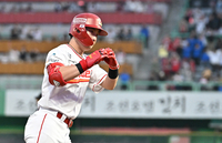 [포토]홈런 세리머니 하는 SSG 최지훈