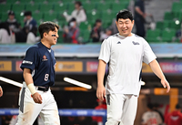 [포토]승리에 환하게 웃는 두산 손아섭과 양의지