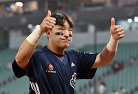 [포토]두산 손아섭, 팬들을 향해 엄지 척!