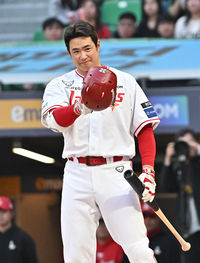 [포토]친정팀 동료들에게 인사하는 SSG 김재환