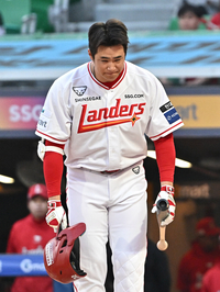 [포토]두산 팬들에게 폴더 인사하는 SSG 김재환