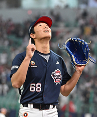 [포토]하늘을 향해 세리머니 하는 두산 최민석