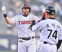 [포토] 오스틴 ‘안타 쳤어요’