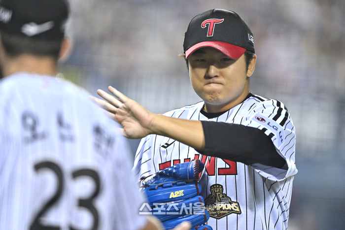 [포토] 송승기 ‘수비 좋았어’