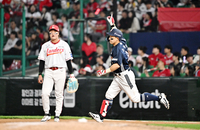 [포토]두산 이적 후 곧바로 홈런 넘기는 손아섭