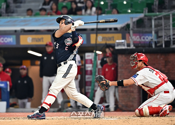 [포토]SSG 타케다 상대 2점 홈런 넘기는 두산 양의지