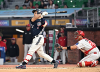 [포토]SSG 타케다 상대 2점 홈런 넘기는 두산 양의지