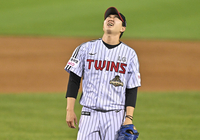 [포토] 유영찬 ‘너무 쫄깃한 승리였어’