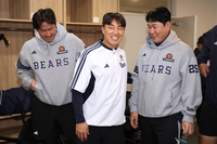 [포토]이용찬-양의지와 인사 나누는 손아섭