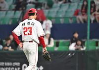 [포토]2이닝 5실점으로 강판되는 SSG 선발 타케다