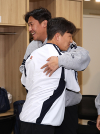 [포토]두산 합류 손아섭, NC에서 함께 했던 이용