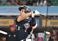 [포토]두산 양의지, 2점 홈런 넘어간다!