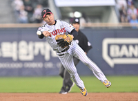 [포토] 오지환 ‘이닝 지우는 깔끔한 호수비’