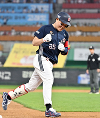 [포토]홈런으로 2점 추가하는 두산 양의지