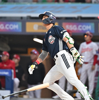 [포토]동점 솔로 홈런 치는 두산 박찬호