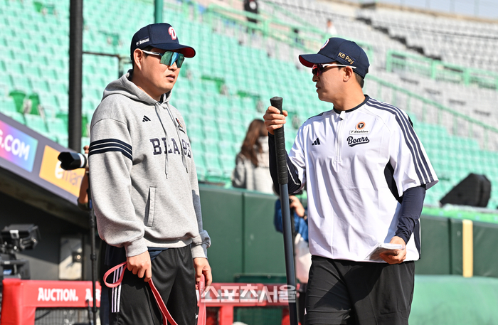 [포토]양의지와 이야기 나누는 손아섭