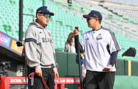 [포토]양의지와 이야기 나누는 손아섭