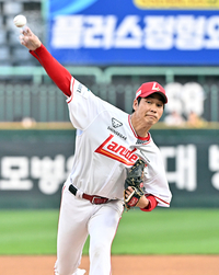 [포토]힘차게 공 뿌리는 SSG 선발 타케다