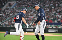 [포토]두산 양의지, 첫 홈런의 기쁨